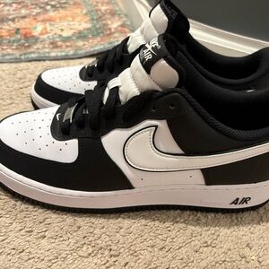 Nike men’s Black and White Sneakers